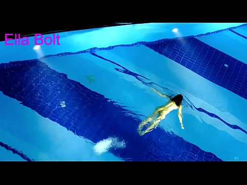 ❤️ No puc parar de mirar-la, jove rossa presa nedant nua a la piscina del complex ELLA BOLT ️❌ Porno a nosaltres ❌